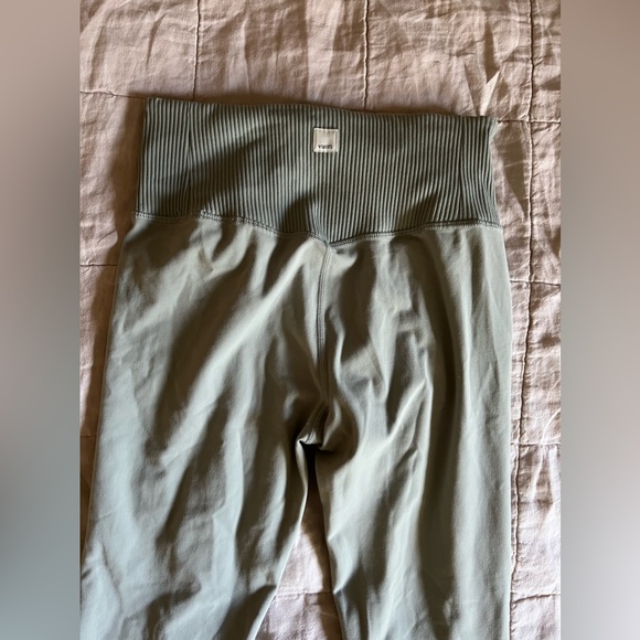 VUORI WOMEN'S RIB STUDIO LEGGING in Light Cloud - Picture 5 of 5